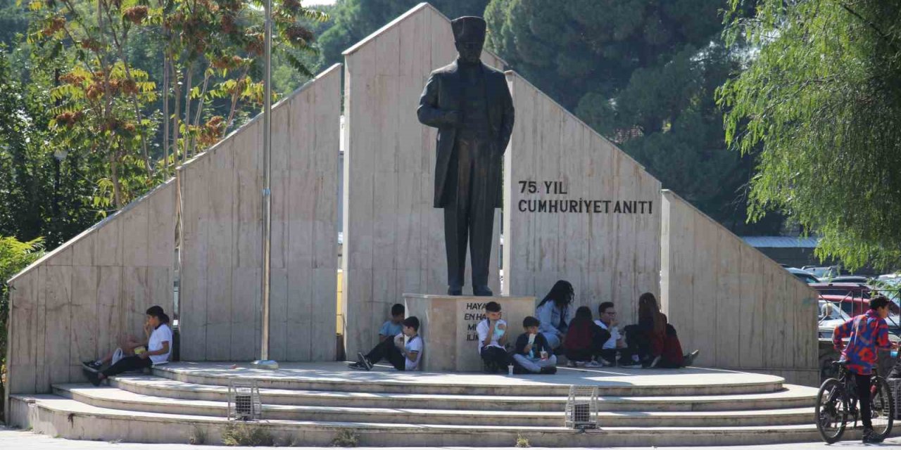 Aydın’da ilginç manzara: Okul yemekhanesine alınmayan öğrenciler öğle yemeğini sokakta yemek zorunda kalıyor