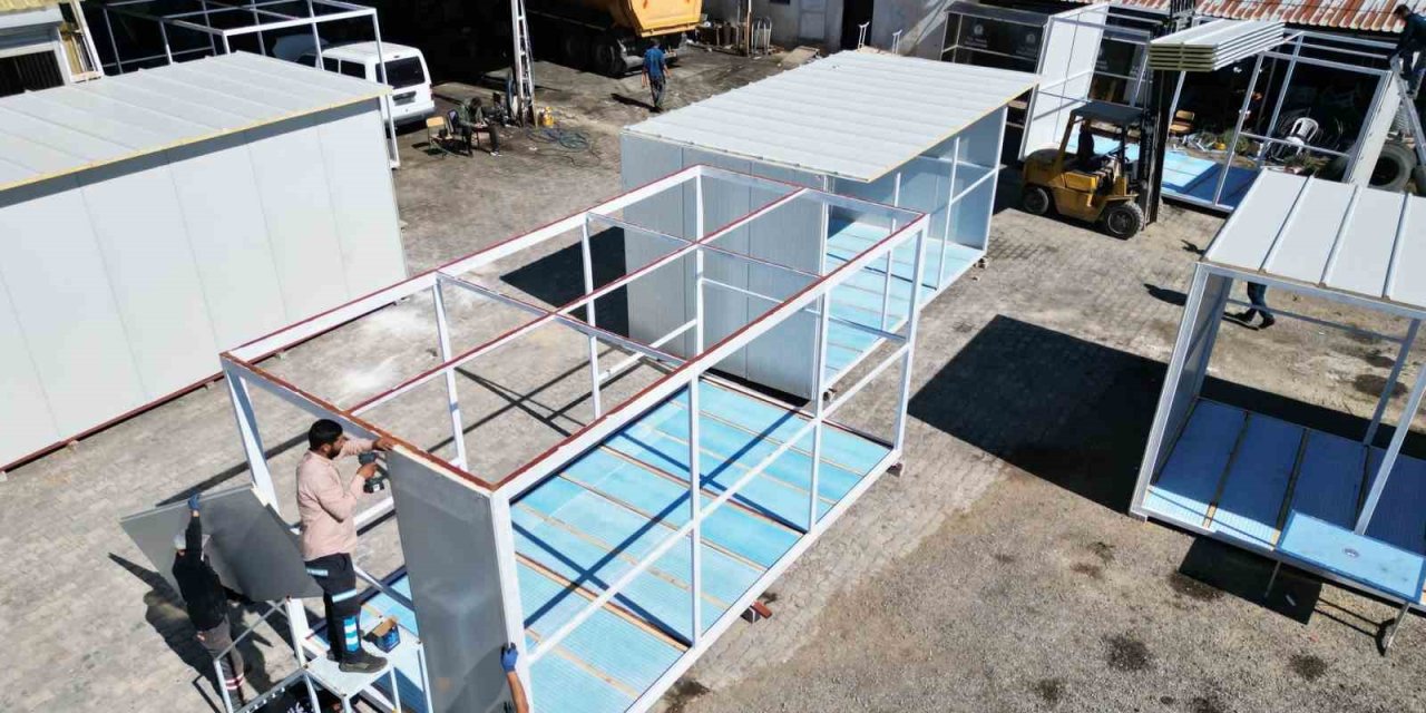 Tavas Belediyesi konteyner ve otobüs duraklarını kendisi üretiyor