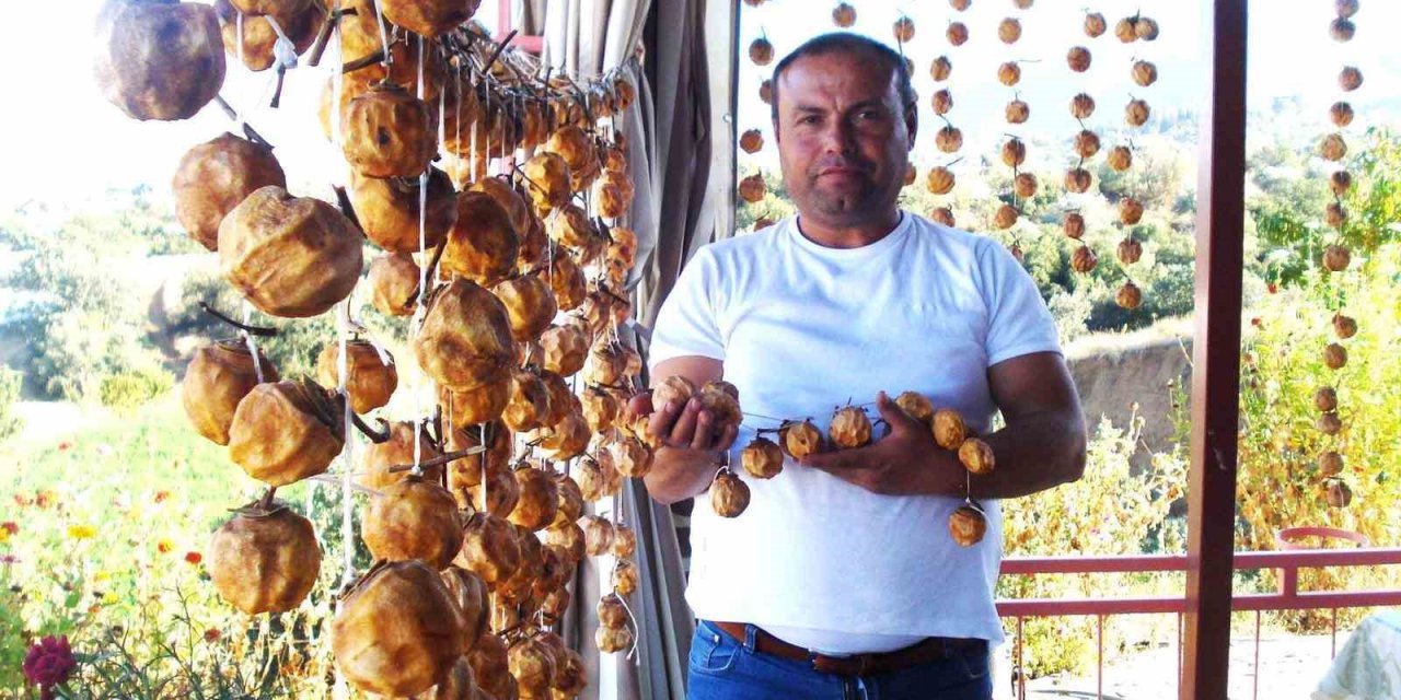 Sarıgöl’de balkonlar cennet elmasıyla renklendi