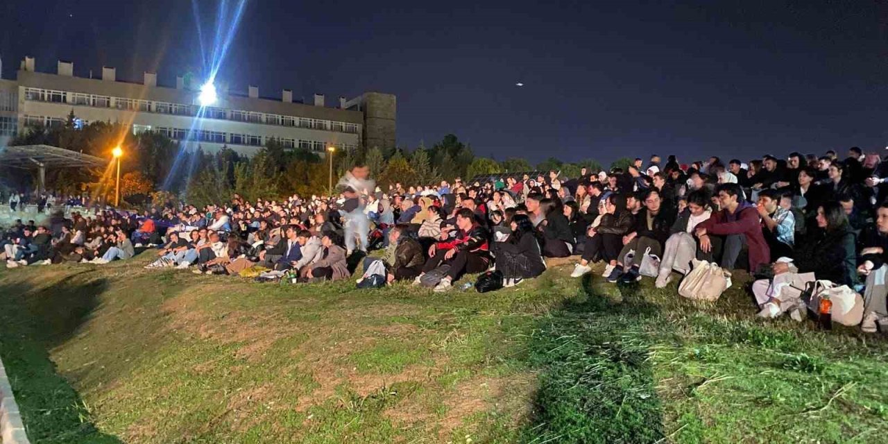 Yüzlerce Üniversite öğrencisi gece açık hava sinemasında buluştu