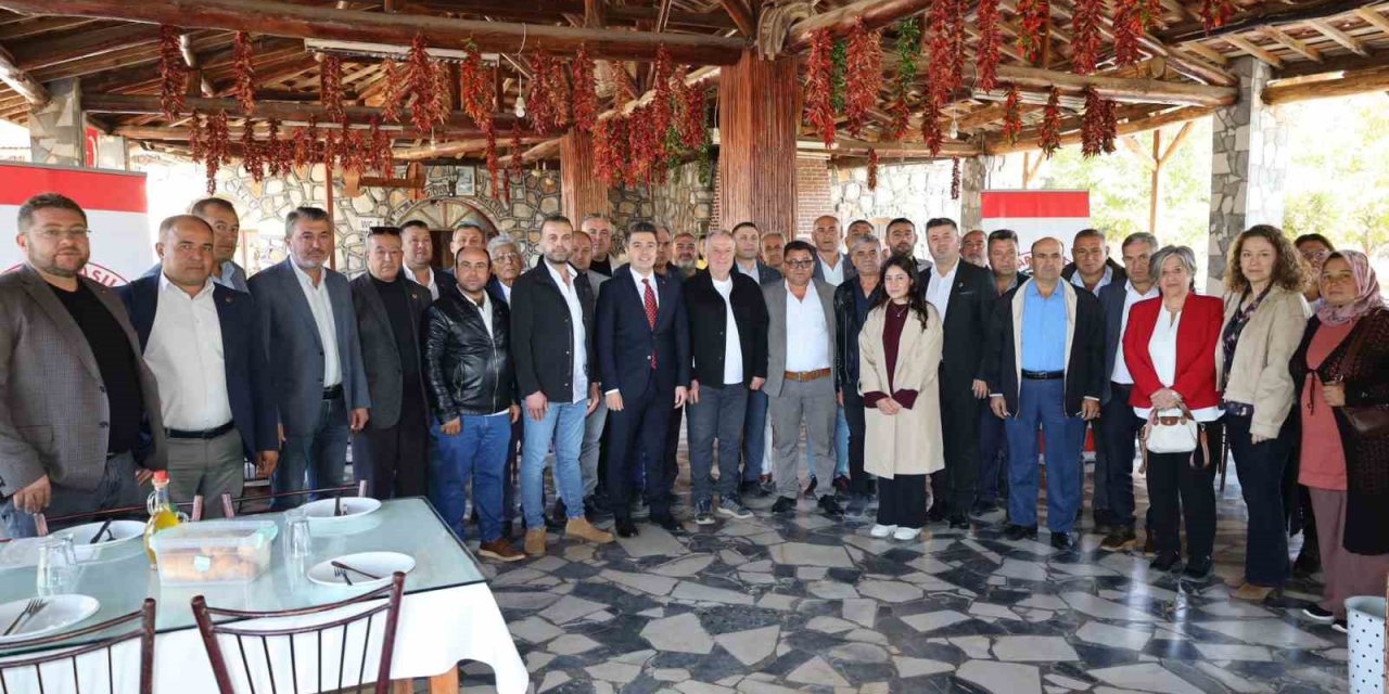 Karacasu’da kaymakam ve belediye başkanı muhtarlarla buluştu