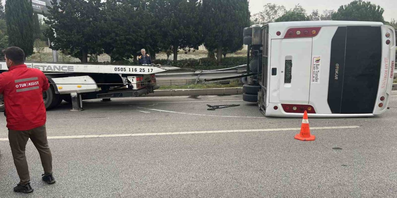 İzmir’de havalimanı personel servisi devrildi: 5 yaralı