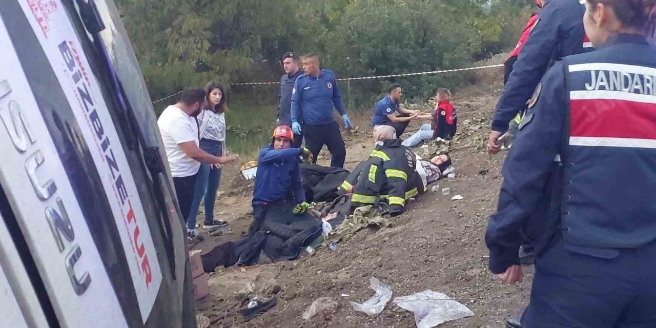 İzmir’den Buldan'a ziyarete gelen tur otobüsü dönüş yolunda şarampole yuvarlandı, çok sayıda yaralı olduğu öğrenildi