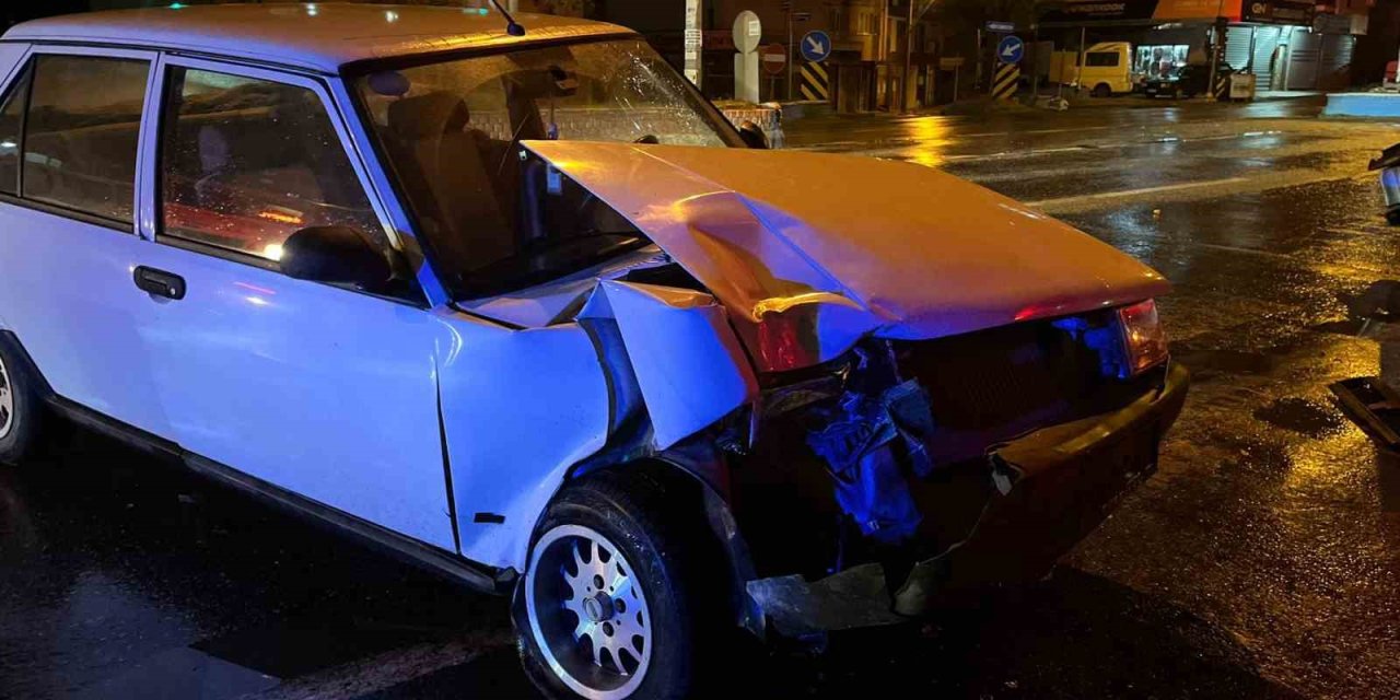 İncirliova’da ışıkta bekleyen araca, otomobil çarptı