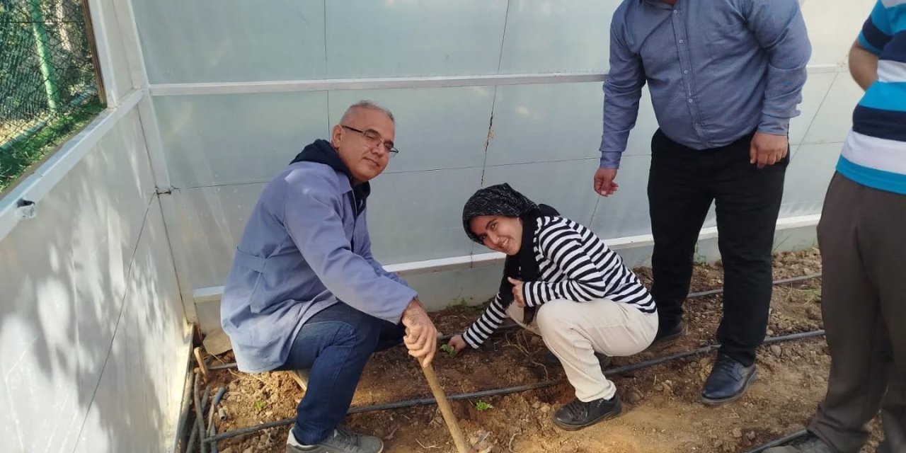 Özel öğrenciler fideleri toprakla buluşturdu