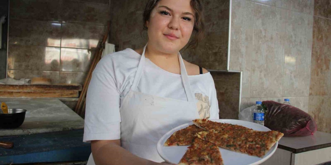 Fırının ateşiyle hayalini yoğuruyor