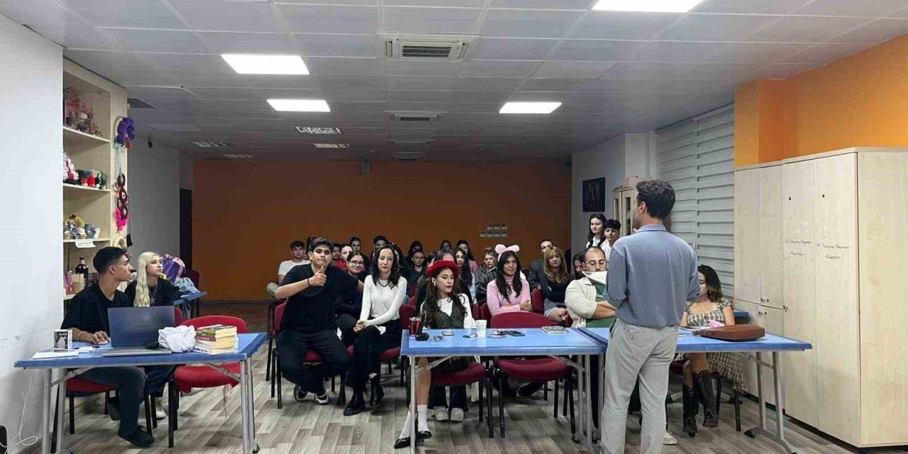 Gönüllü gençler tiyatro sahnesi için kolları sıvadı