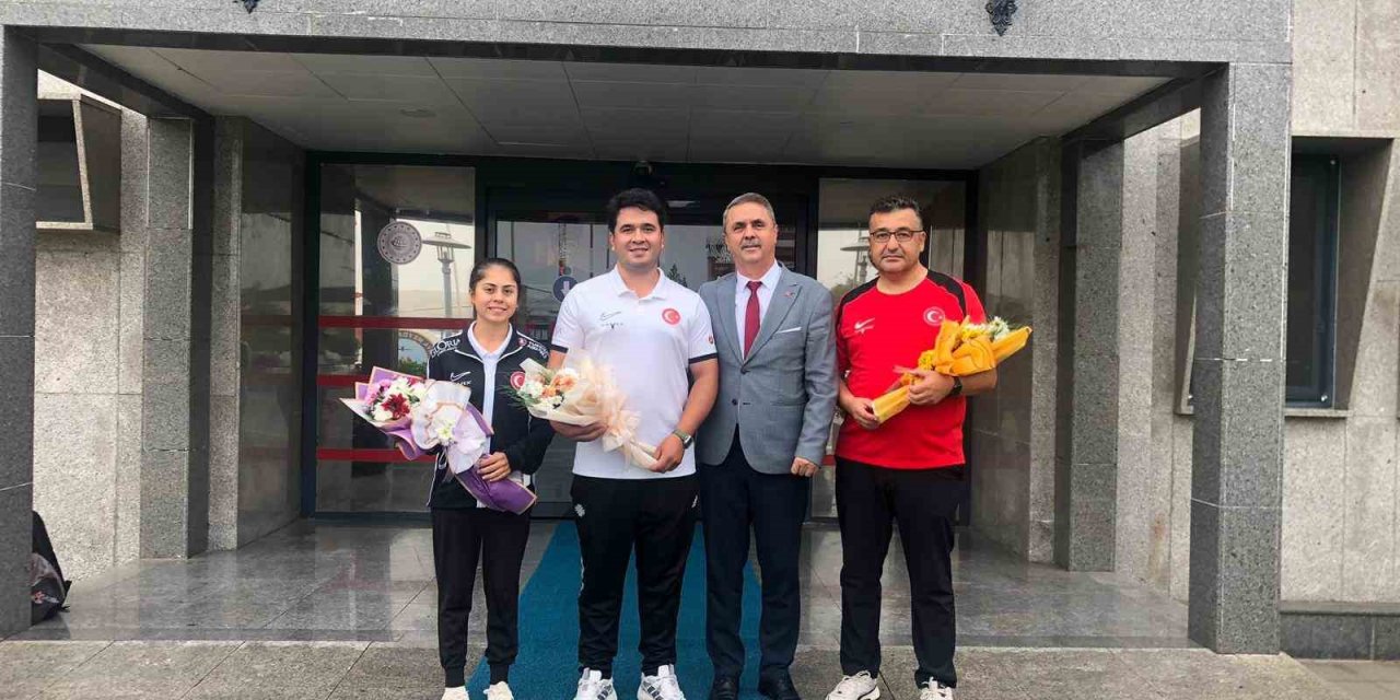 Muğlalı Dünya Şampiyonu Haney havalimanında çiçeklerle karşılandı