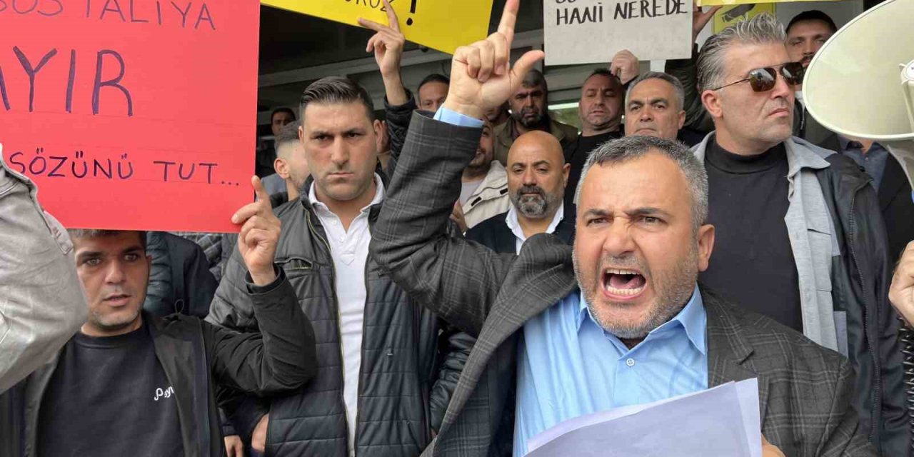 Pazarcı esnafından Karşıyaka Belediyesi önünde eylem