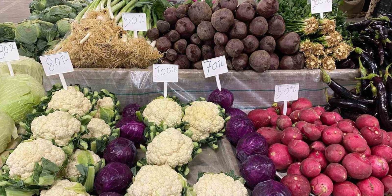 Sarıgöl Pazarı ata tohumlu sebzelerle renklendi