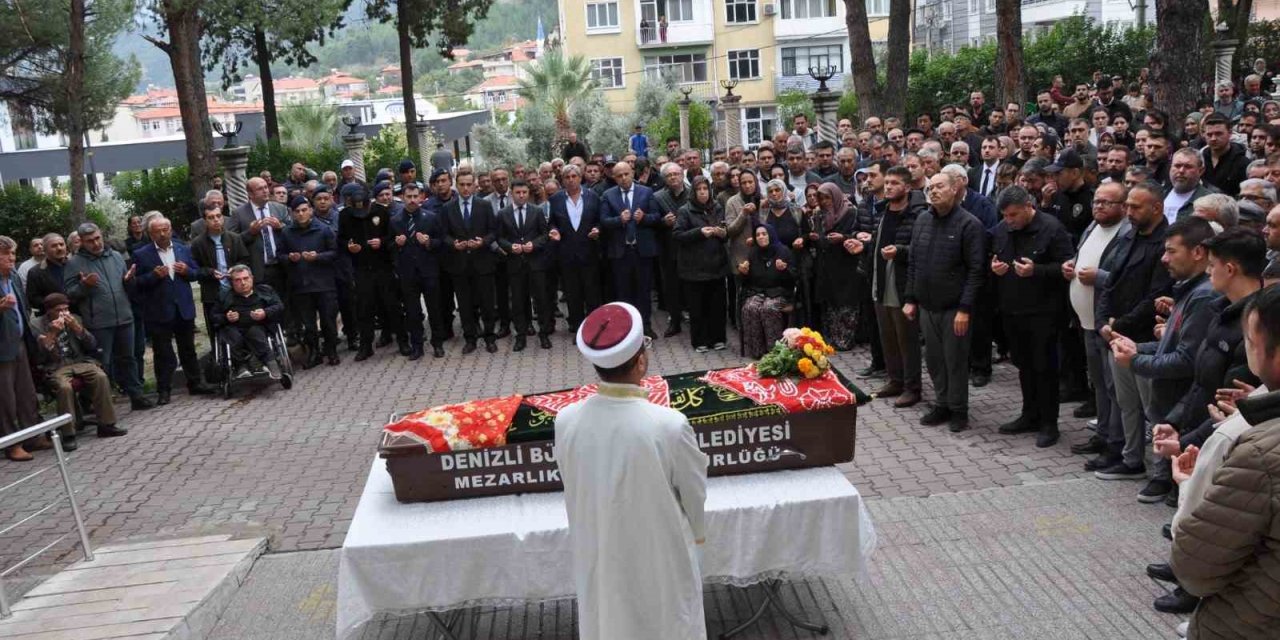 Düğün konvoyunda şarampole yuvarlanması sonucu hayatını kaybeden genç son yolculuğuna uğurlandı