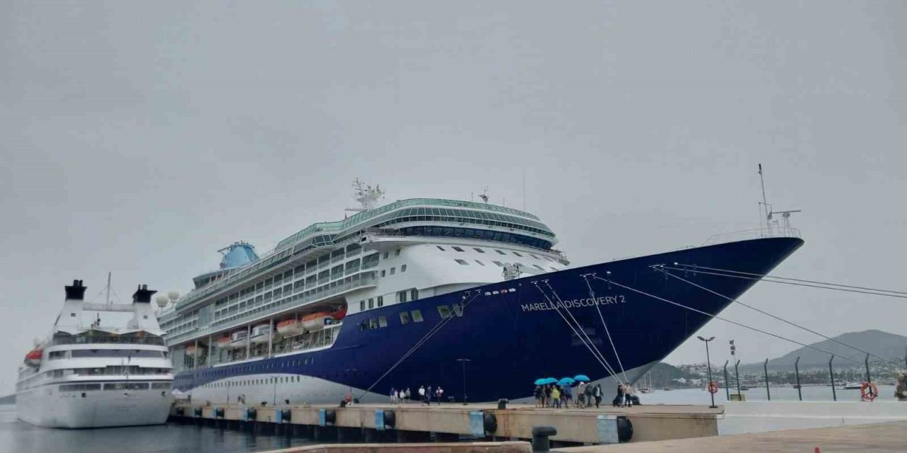 Bodrum’a 2 gemi ile 2 bin 64 yolcu geldi