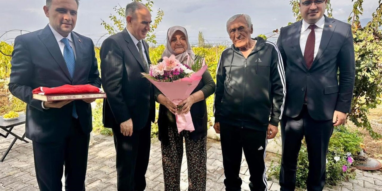 Vali Özkan ve beraberindekilerden şehit ailesine anlamlı ziyaret