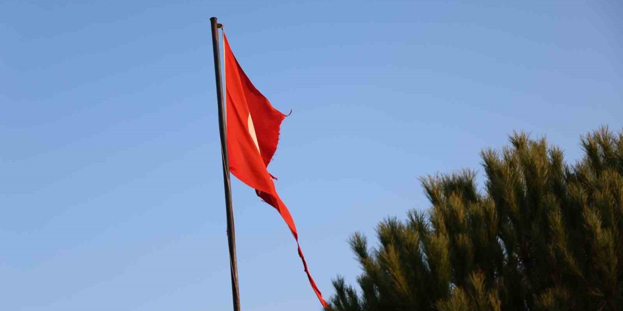 Yırtılan Türk bayrağı değiştirileceği günü bekliyor