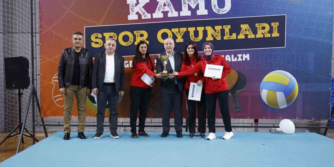 Kamunun şampiyonları kupalarını aldı