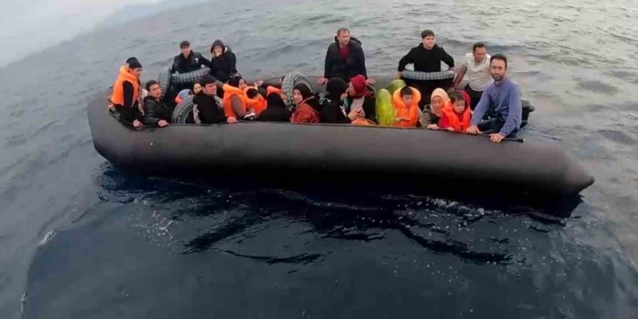 İzmir açıklarında 52 düzensiz göçmen yakalandı