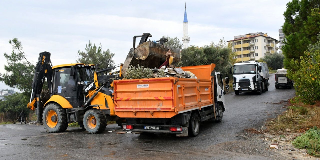 Kuşadası’nda metruk binanın çevresindeki atıklar temizlendi