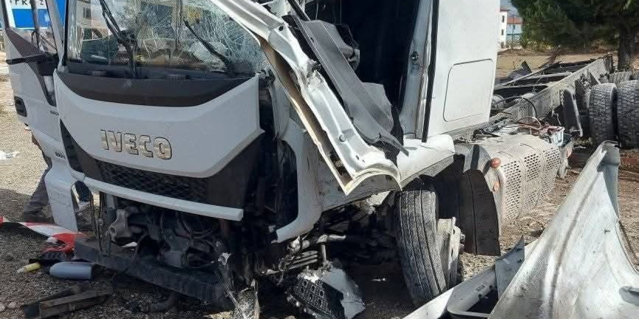 Meyve yüklü tır devrildi