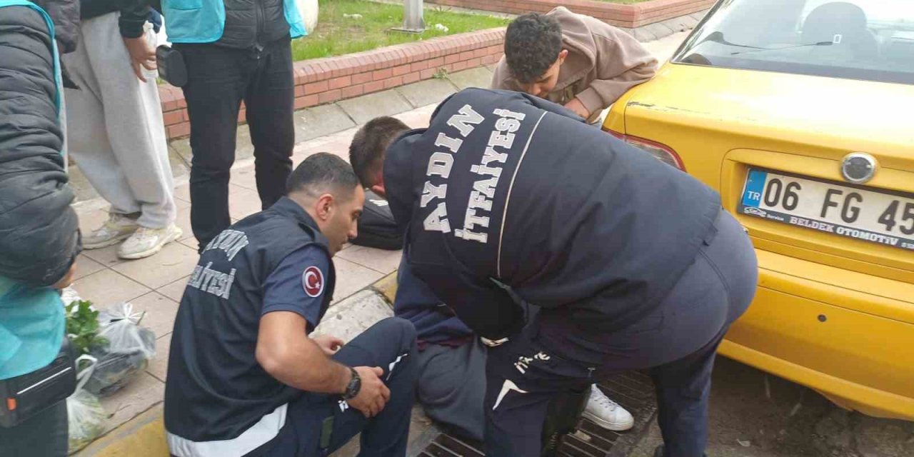 Ayağı mazgala sıkışan şahsı itfaiye ekipleri kurtardı