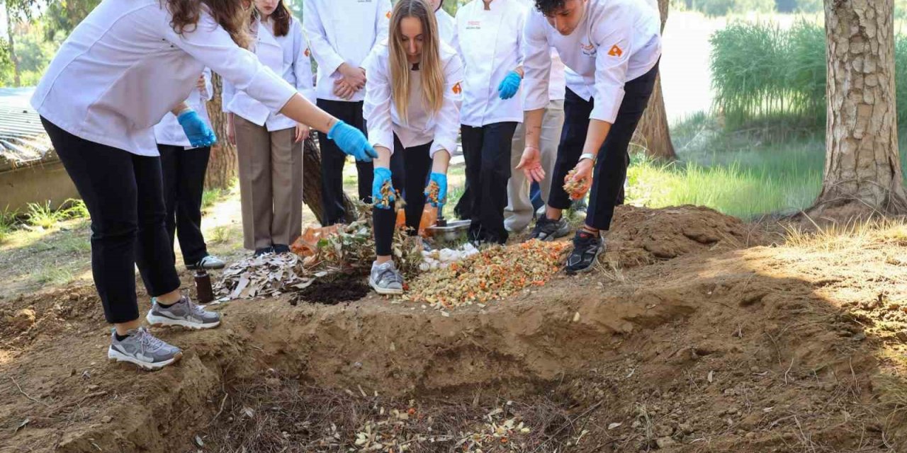 Mutfak atıkları çöpe değil, kompost gübre için toprağa gitti