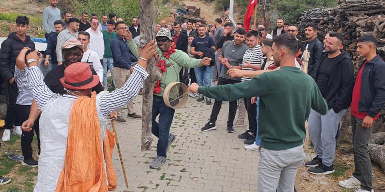Renkli düğün geleneği: Geç gelen akrabalar su dolu yalağa atılıyor