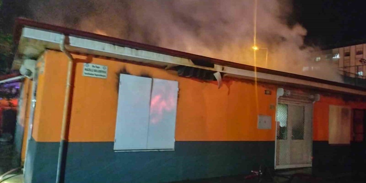 Okul kantininde çıkan yangın panikletti, alevler geceyi aydınlattı