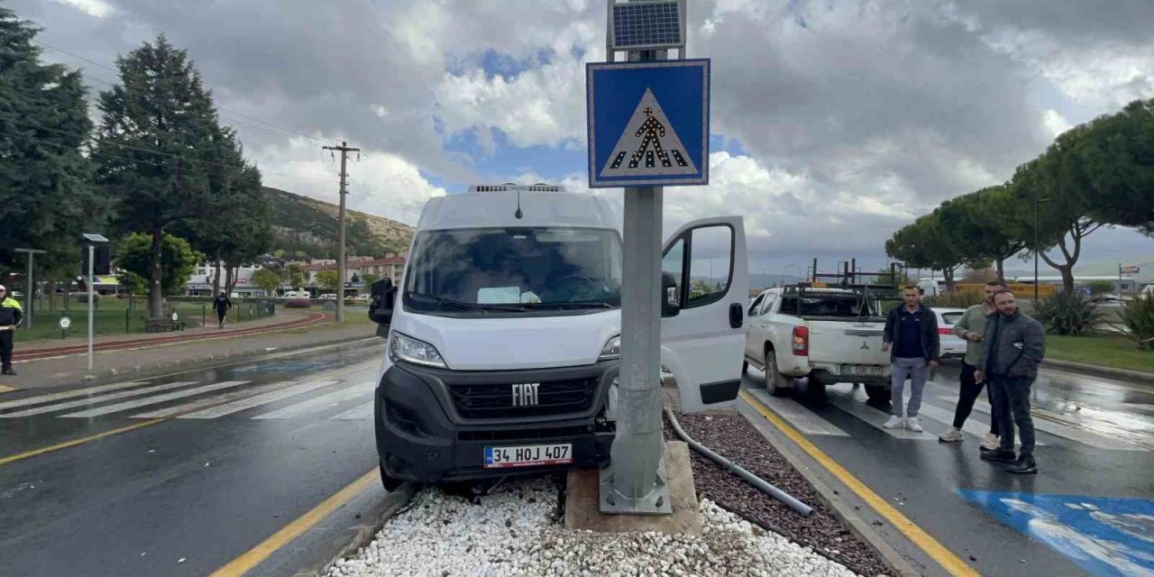 Minibüs direğe çarptı, sürücü yaralandı