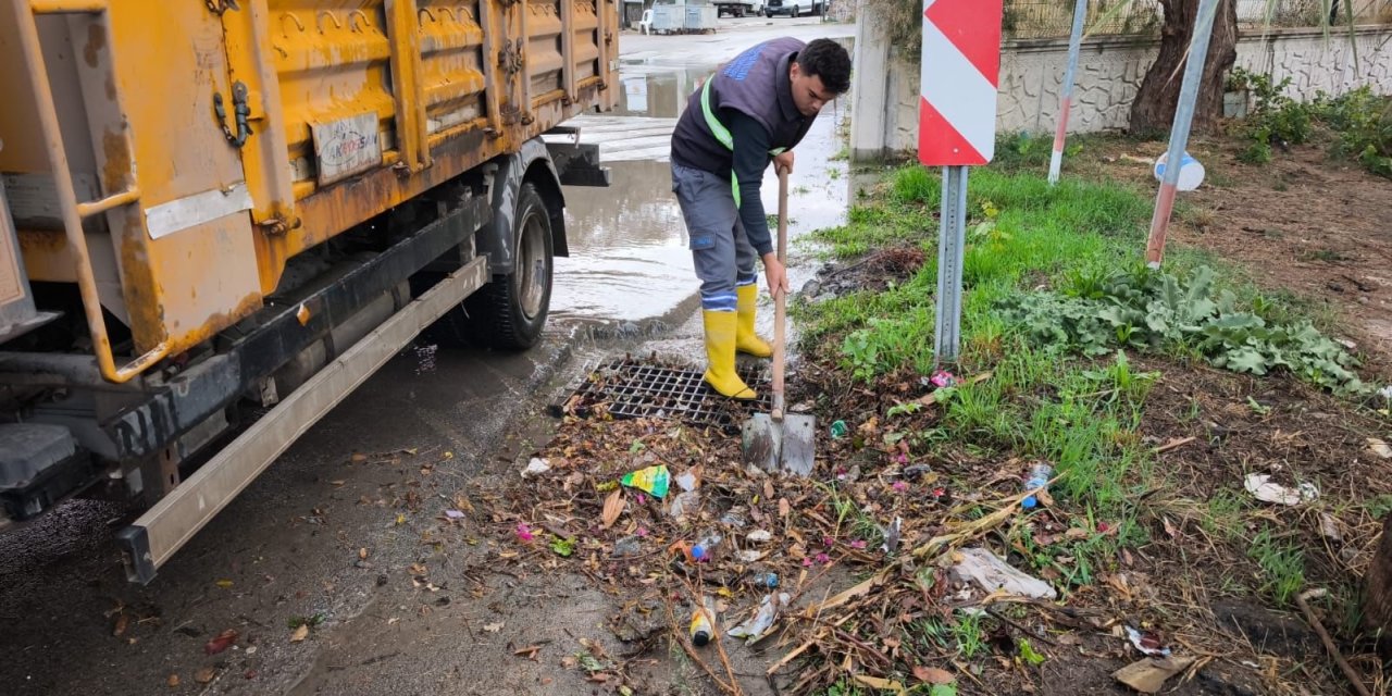 Bodrum’da aynı gün iki manzara: Bir yanda taşkın, diğer yanda deniz keyfi