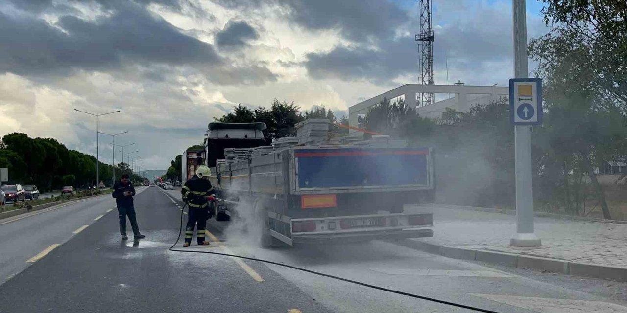 Freni tutmayan TIR’ın balataları yandı