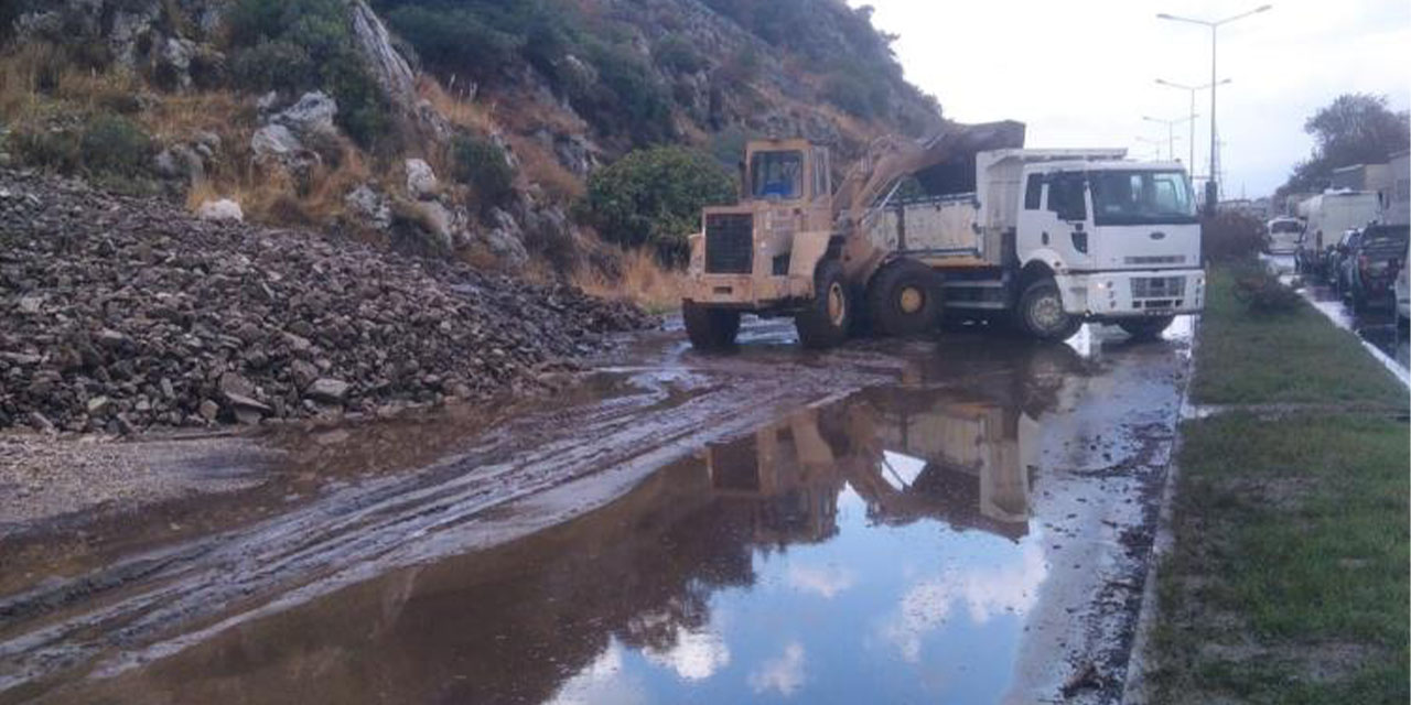 Söke’de toprak kayması: Karayolu trafiğe kapandı