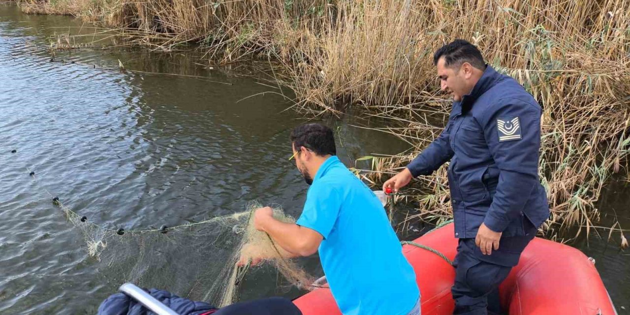 Büyük Menderes’teki yasak ağlar temizlendi