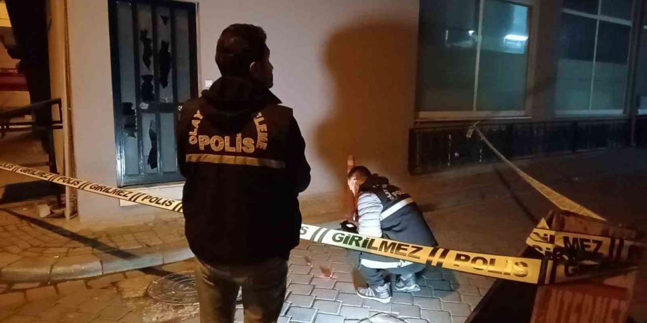 Motosikletli saldırganlar iş yerine tüfekle 3 el ateş açıp kaçtı