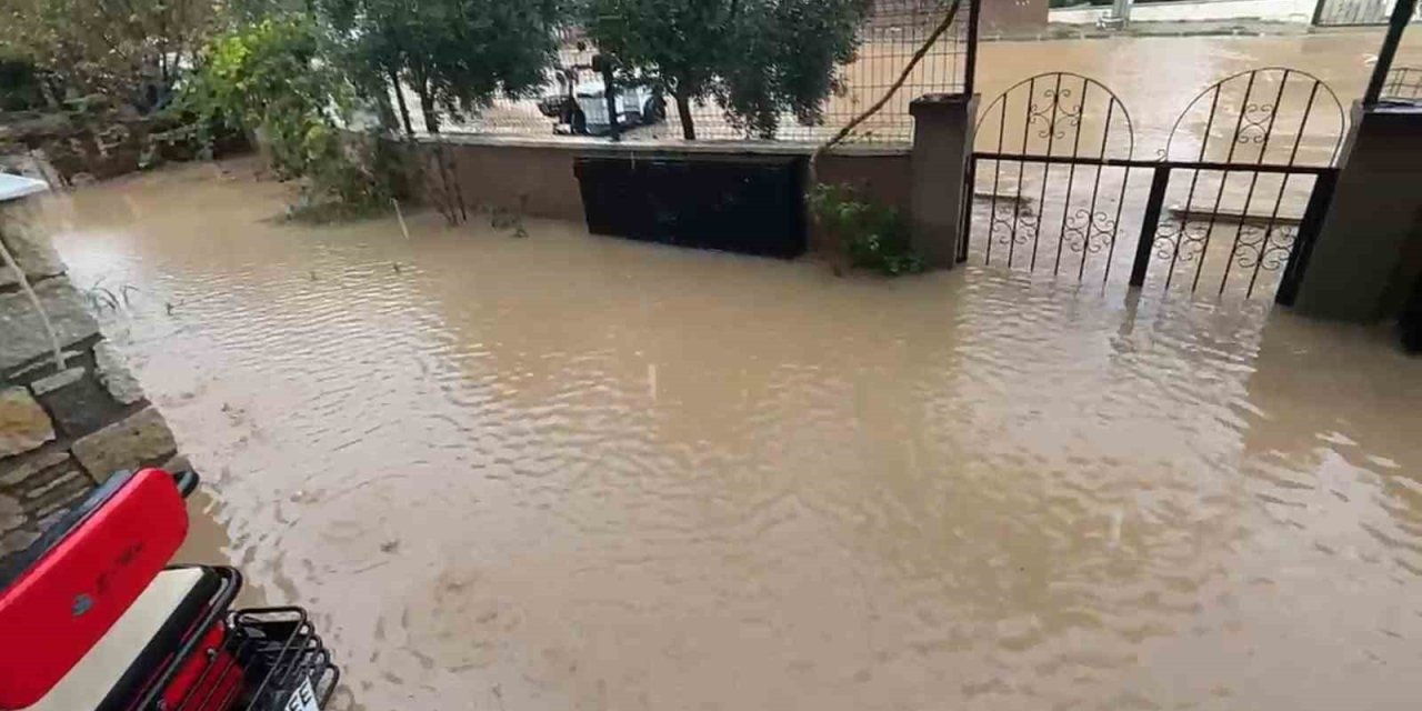 İzmir’de sağanak yağış yolları göle çevirdi