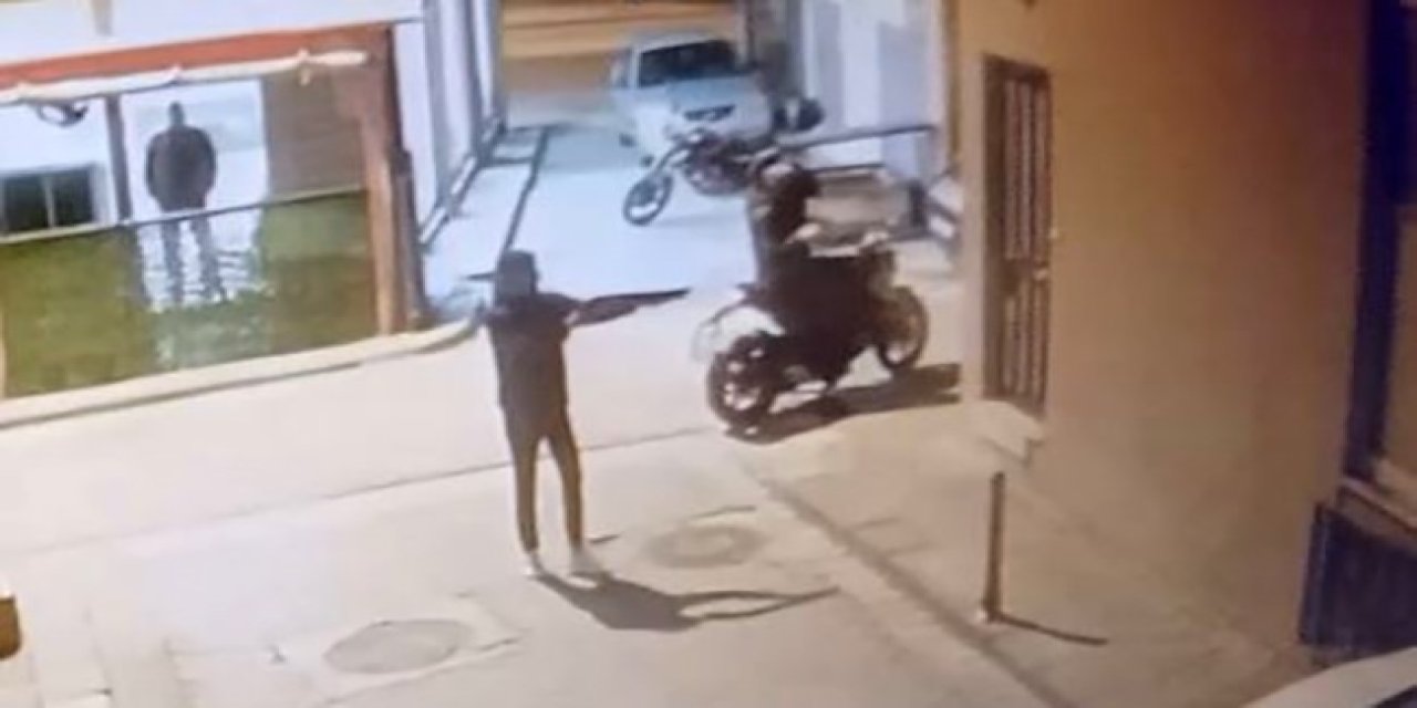 İş yerini kurşunlayan saldırganların kendilerini kayda aldıkları anlar güvenlik kamerasına yansıdı