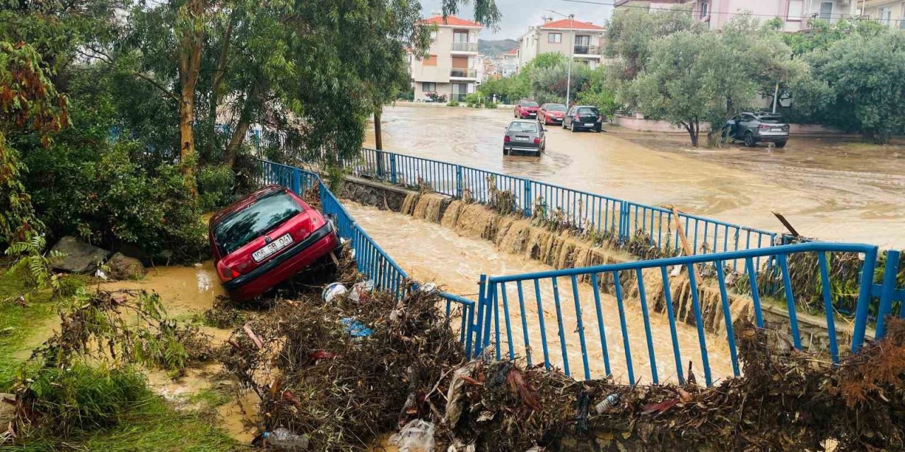Foça 1 saat süren yağmurun ardından sular altında kaldı