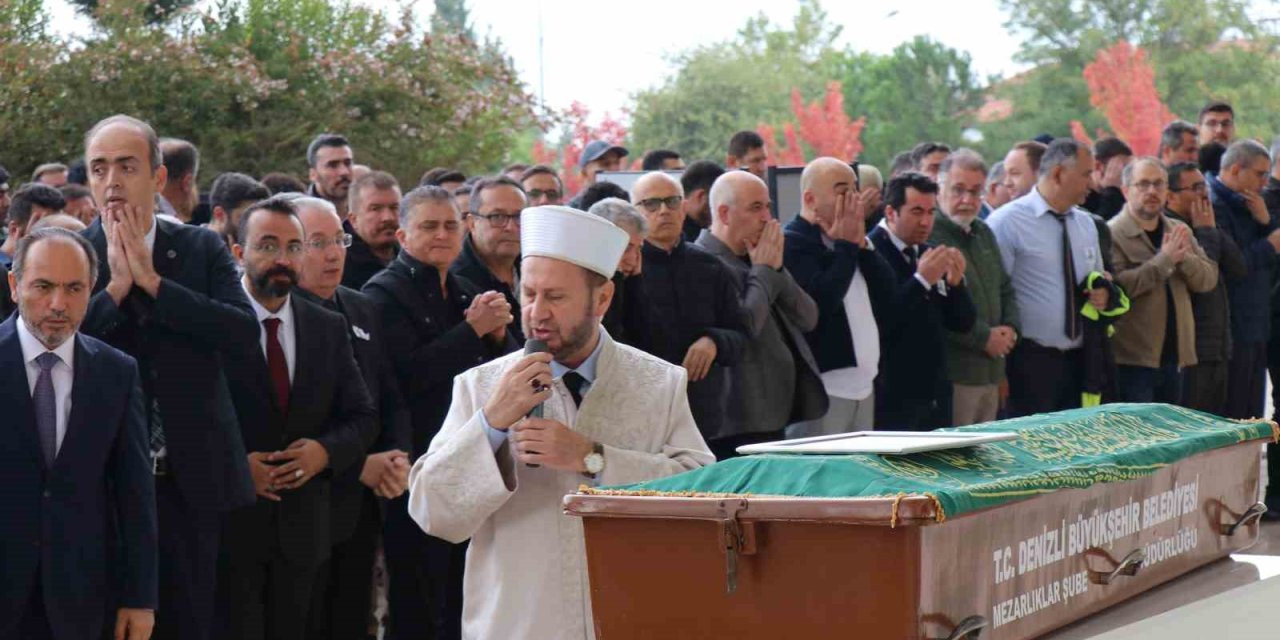 Araç kullanırken kalp krizi geçirerek hayatını kaybeden profesör son yolculuğuna uğurlandı
