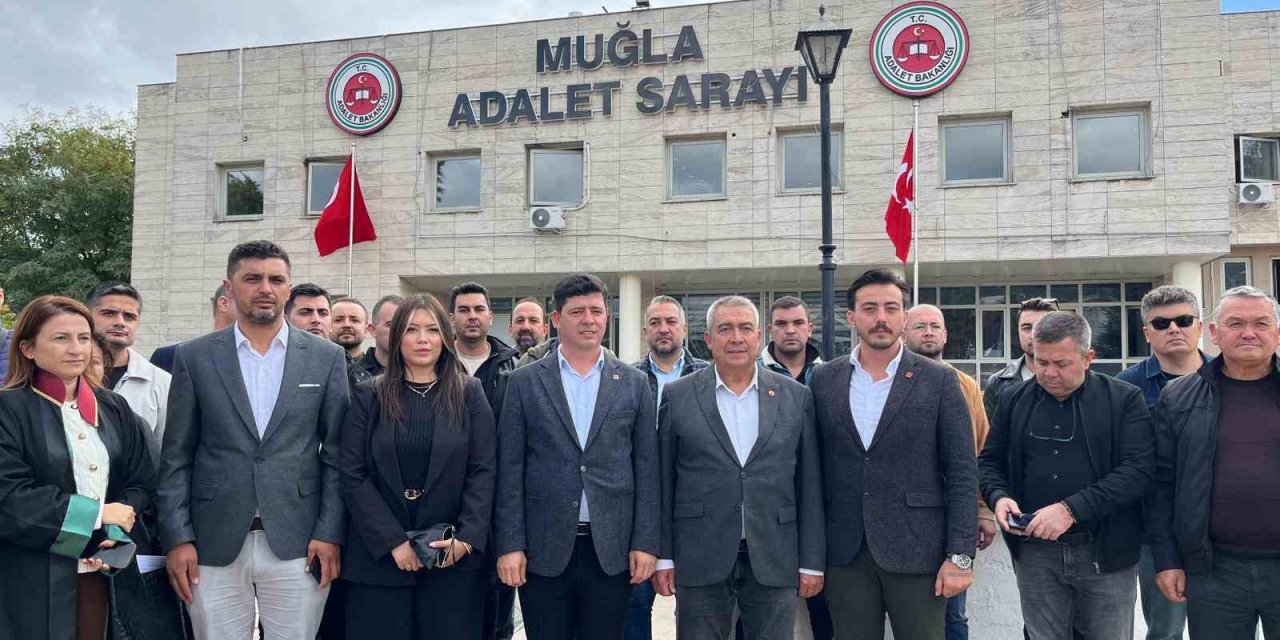 Marmaris Belediye Başkanı Ünlü kanuna aykırı yürüyüş davasında yargılanıyor