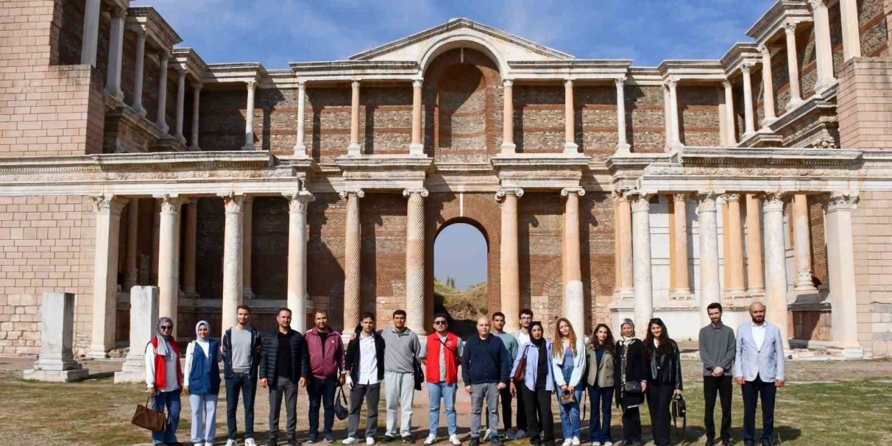 Yeni üniversiteliler Salihli’yi keşfetti