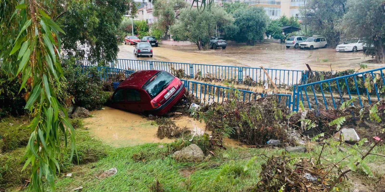 Foça’da yoğun yağış sele yol açtı: 1 kişi kayıp