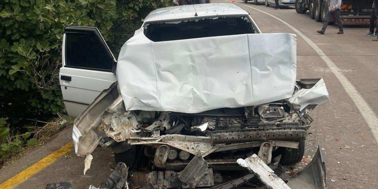 Gördes’te iki araç kafa kafaya çarpıştı: 4 yaralı