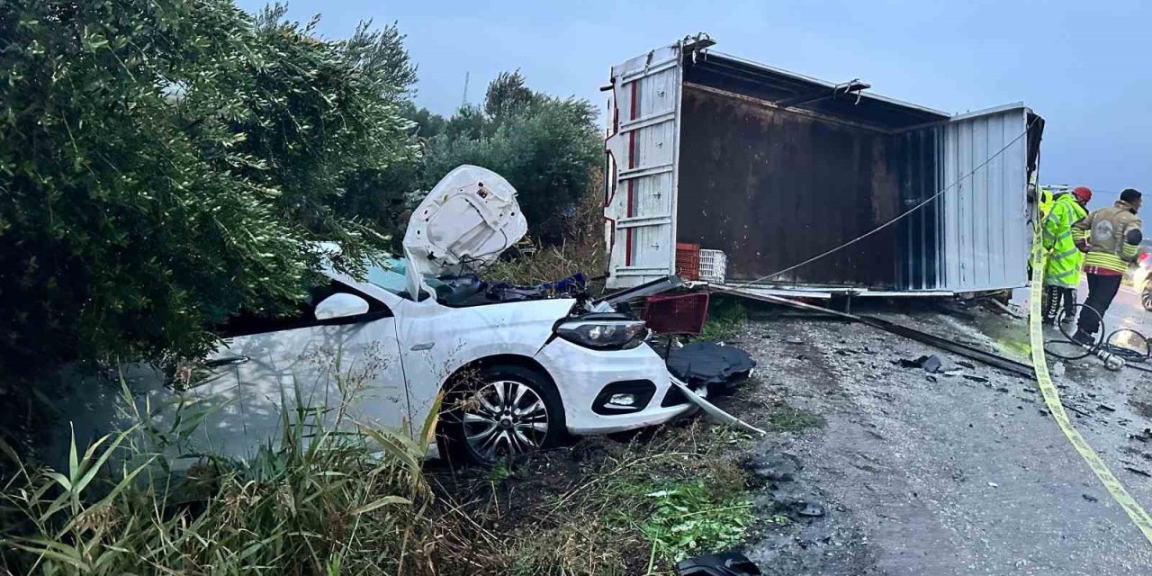 Alaşehir’de kontrolden çıkan kamyonet dehşet saçtı: 2 ölü 3 yaralı