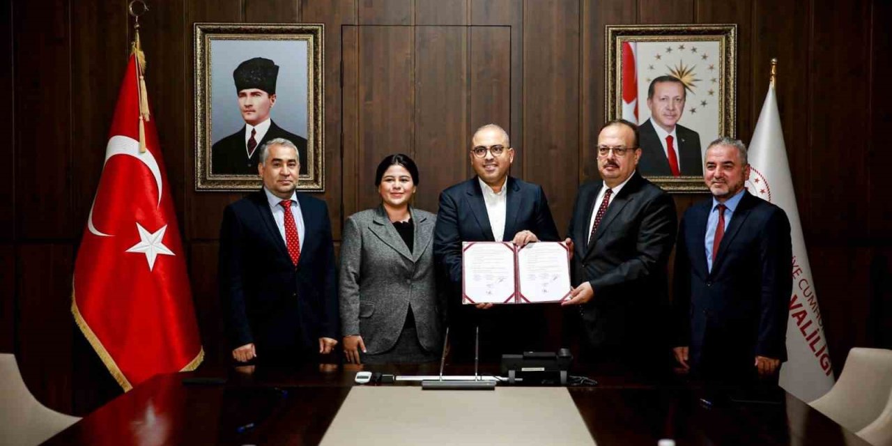 ADÜ İlahiyat Fakültesi’nde yapılacak olan cami için imzalar atıldı