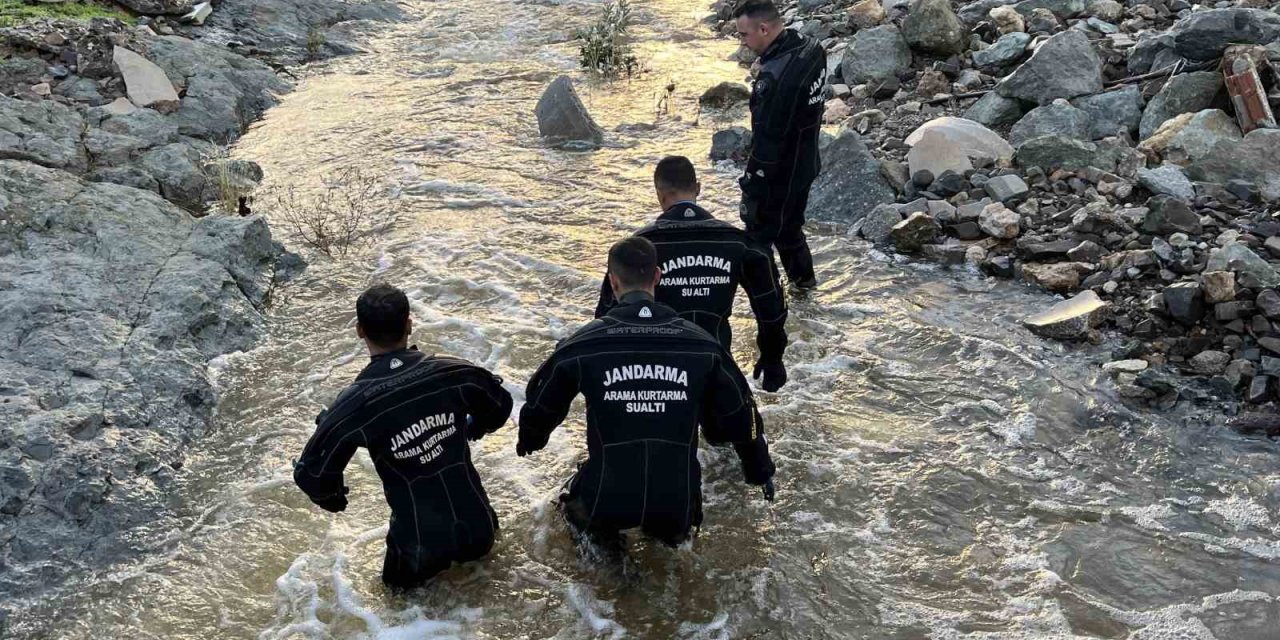 Gün aydınlandı, selde kaybolan vatandaşı bulma çalışmaları yeniden başladı