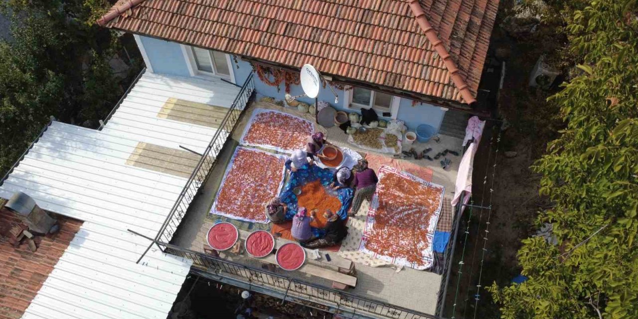 Demirci’nin 16 çeşitli tarhanası kışa hazırlanıyor