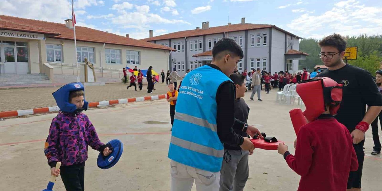 Muğla’da ’Merkezim Her Yerde’ projesiyle köy okuluna neşe geldi
