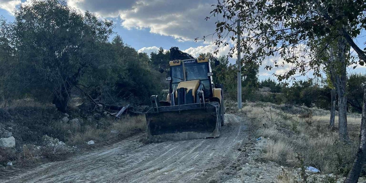 Acıpayam Belediyesinin düzeltmediği yolu vatandaşlar kendi imkânlarıyla düzelti