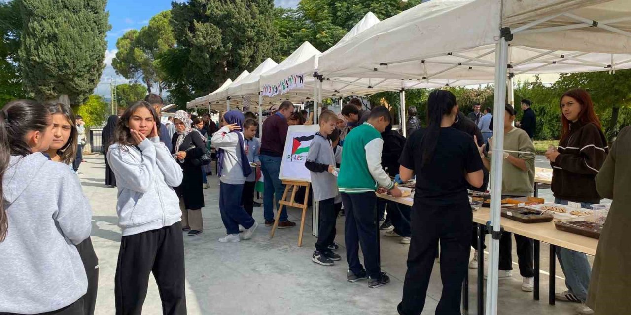 Bozkurt Anadolu İmam Hatip Lisesi öğrencileri, Gazze’ye destek amacıyla panayır düzenledi