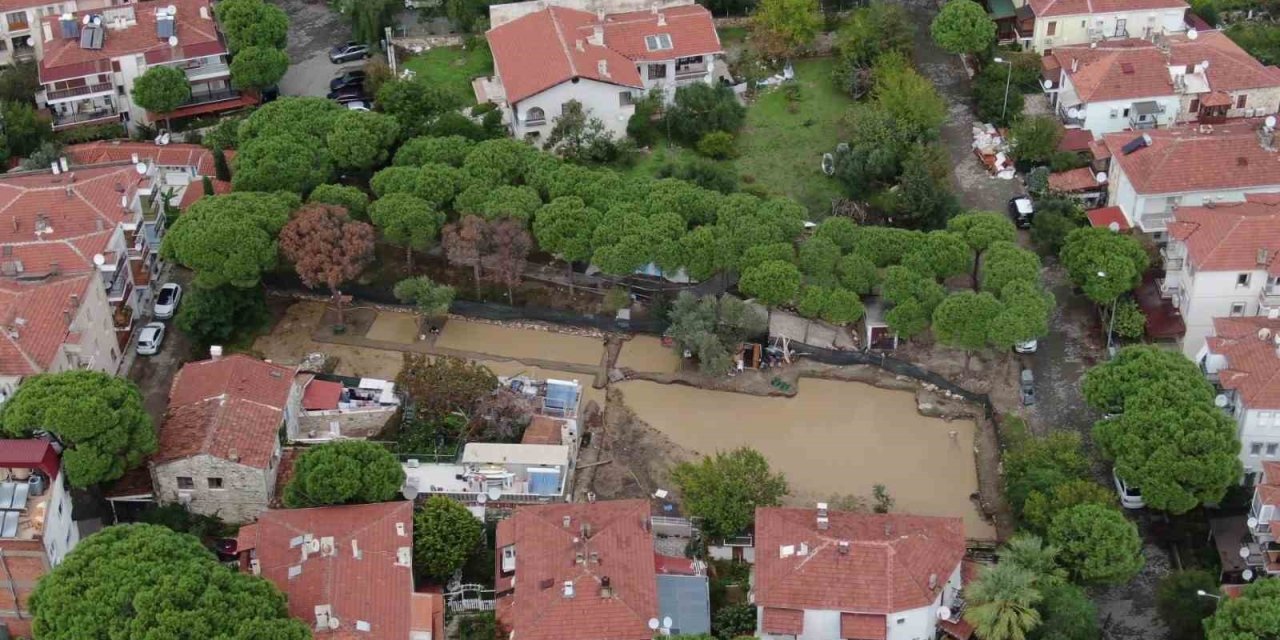 Foça’da selin ardından sokaklar çamur deryasına döndü