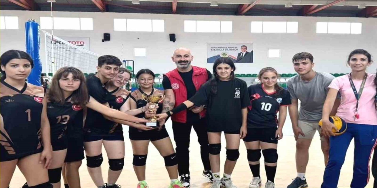 Liseli gençler şampiyonluk için ter döktü