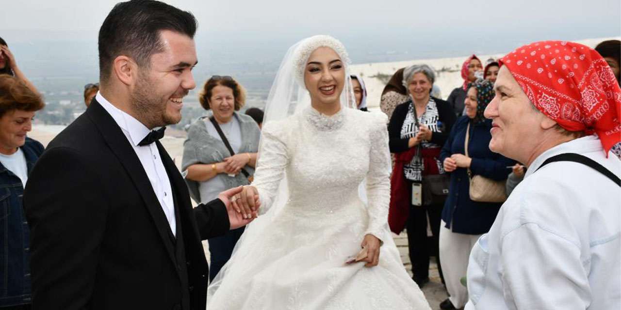 Pamukkale’de düğün sürprizi: Turistler yeniden gelinlik giyen çifte takı taktı